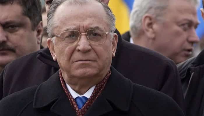 Guvernul cere anularea carnetului de revoluționar pentru Ion Iliescu